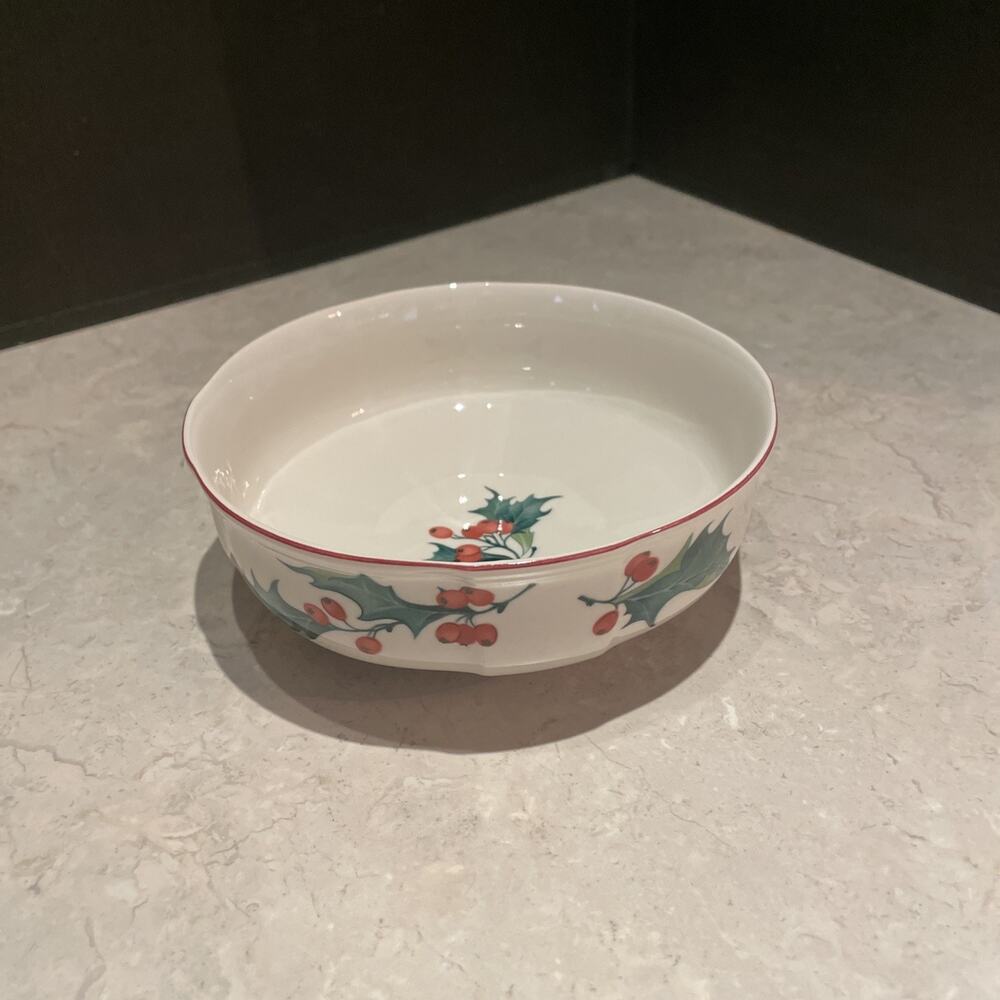 VTG Villeroy & Boch Holly Coupe Cereal Bowl/candy dish 5.75" with Center Design